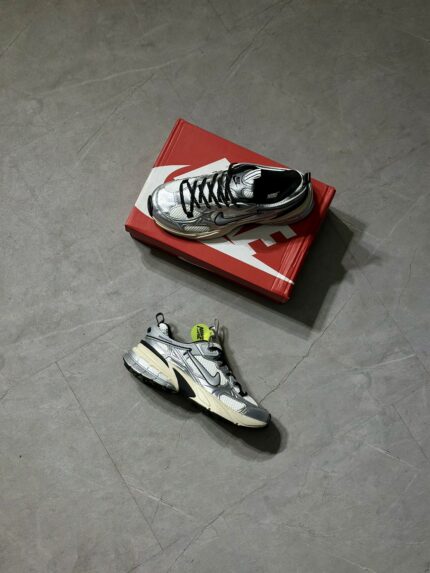 کفش اسپرت نایک مدل V2Kپلاس رنگ سیلور – زنانه