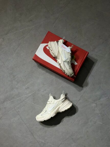 کفش اسپرت نایک مدل V2Kپلاس رنگ کرم – زنانه